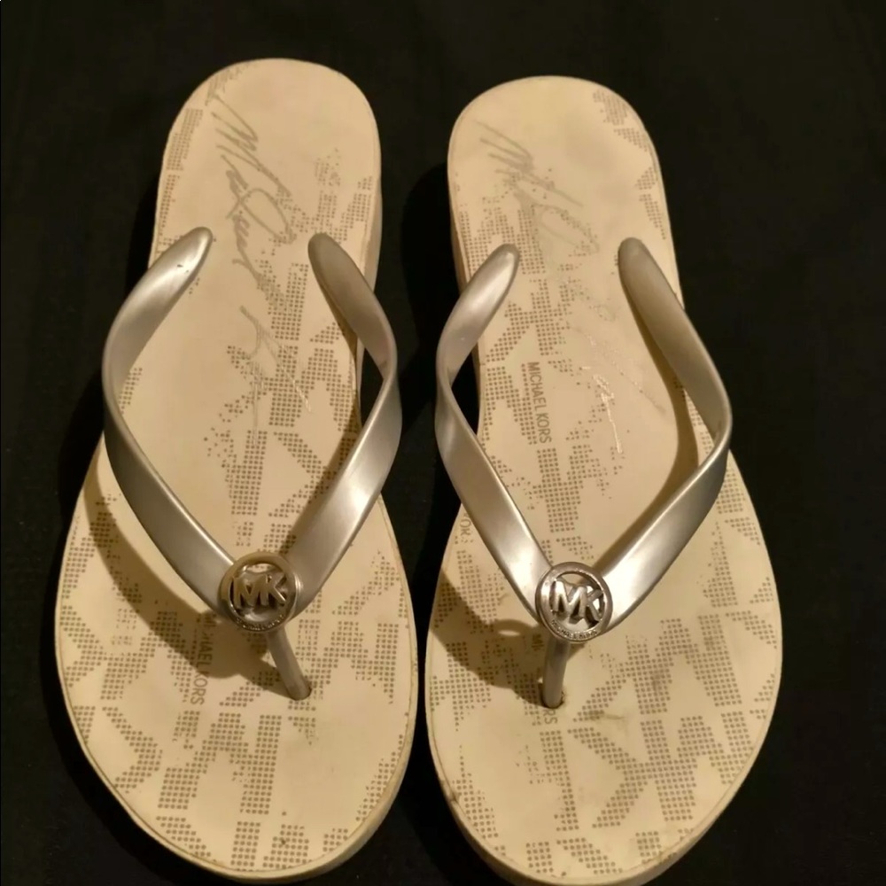 MICHAEL KORS PLATFORM FLIP FLOPS IN SILVER,SIZE 9